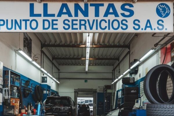 Services offered by Llantas Punto de Servicios S.A.S. for tire maintenance and quality products